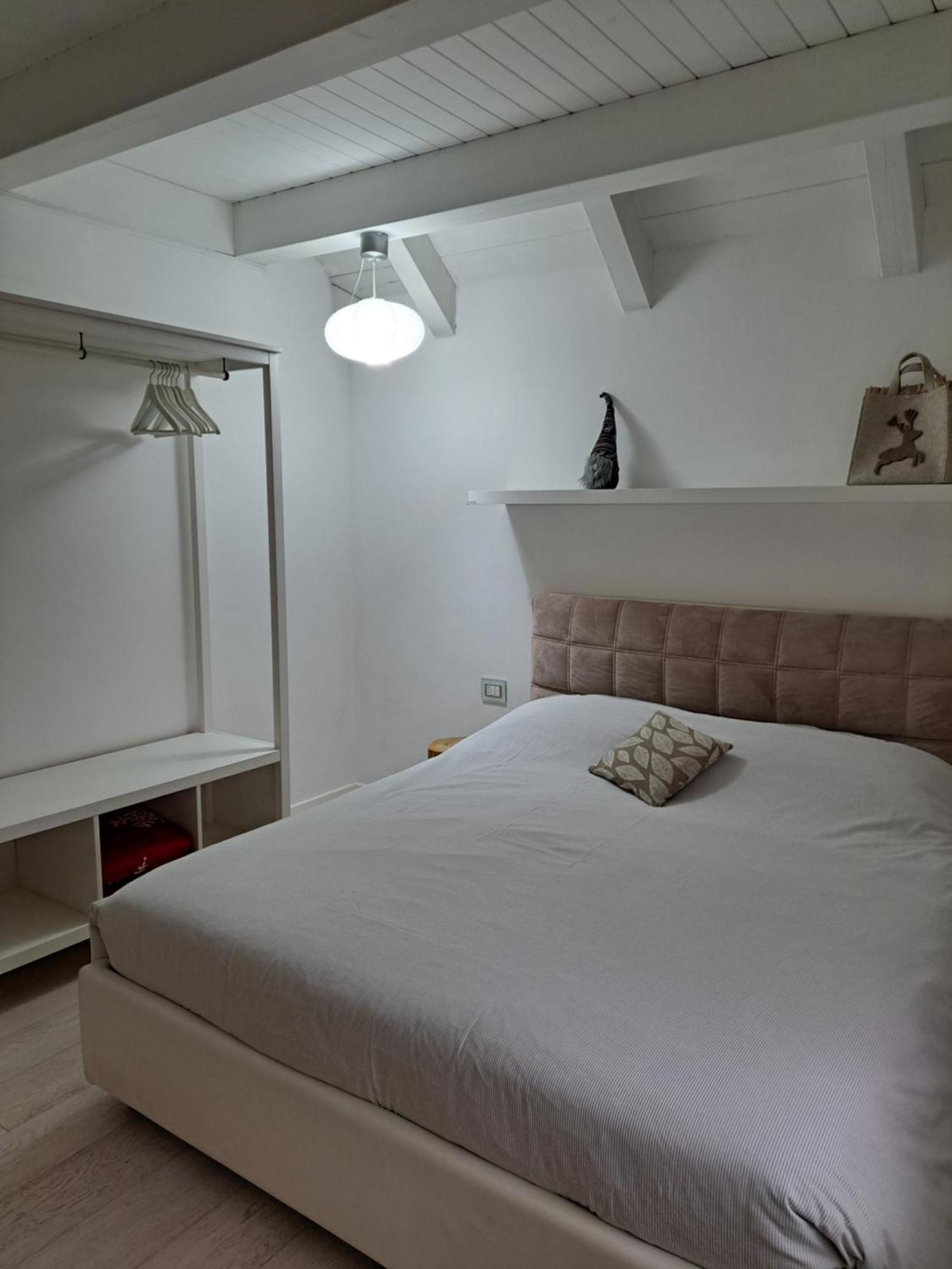 Home White Laives Kültér fotó