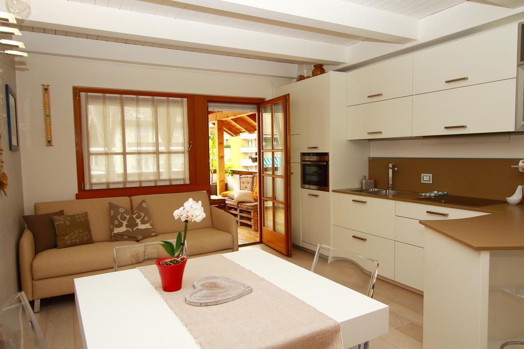 Home White Laives Kültér fotó